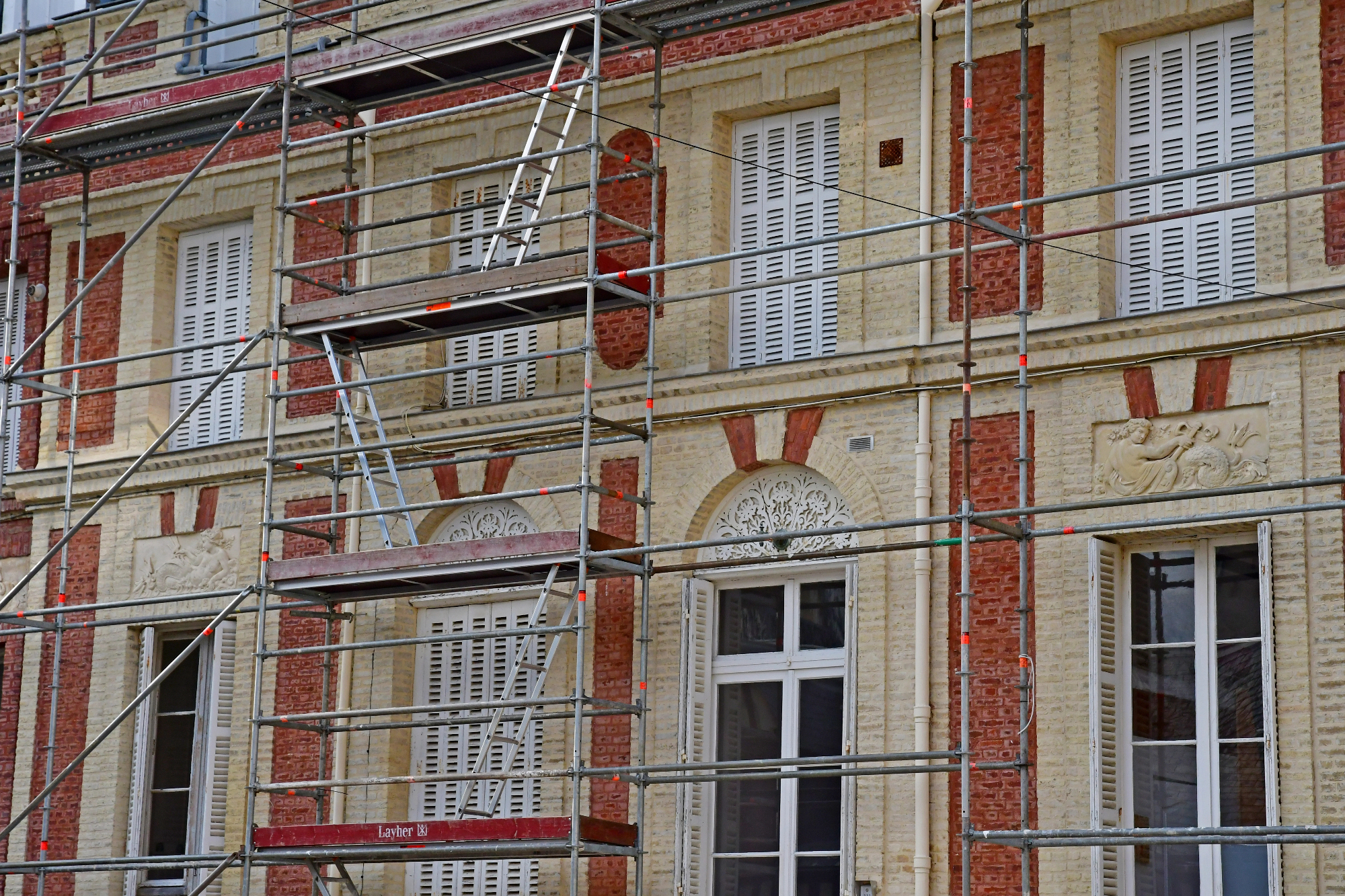 S svojim znanjem je fasadni oder Maribor priskočil na pomoč